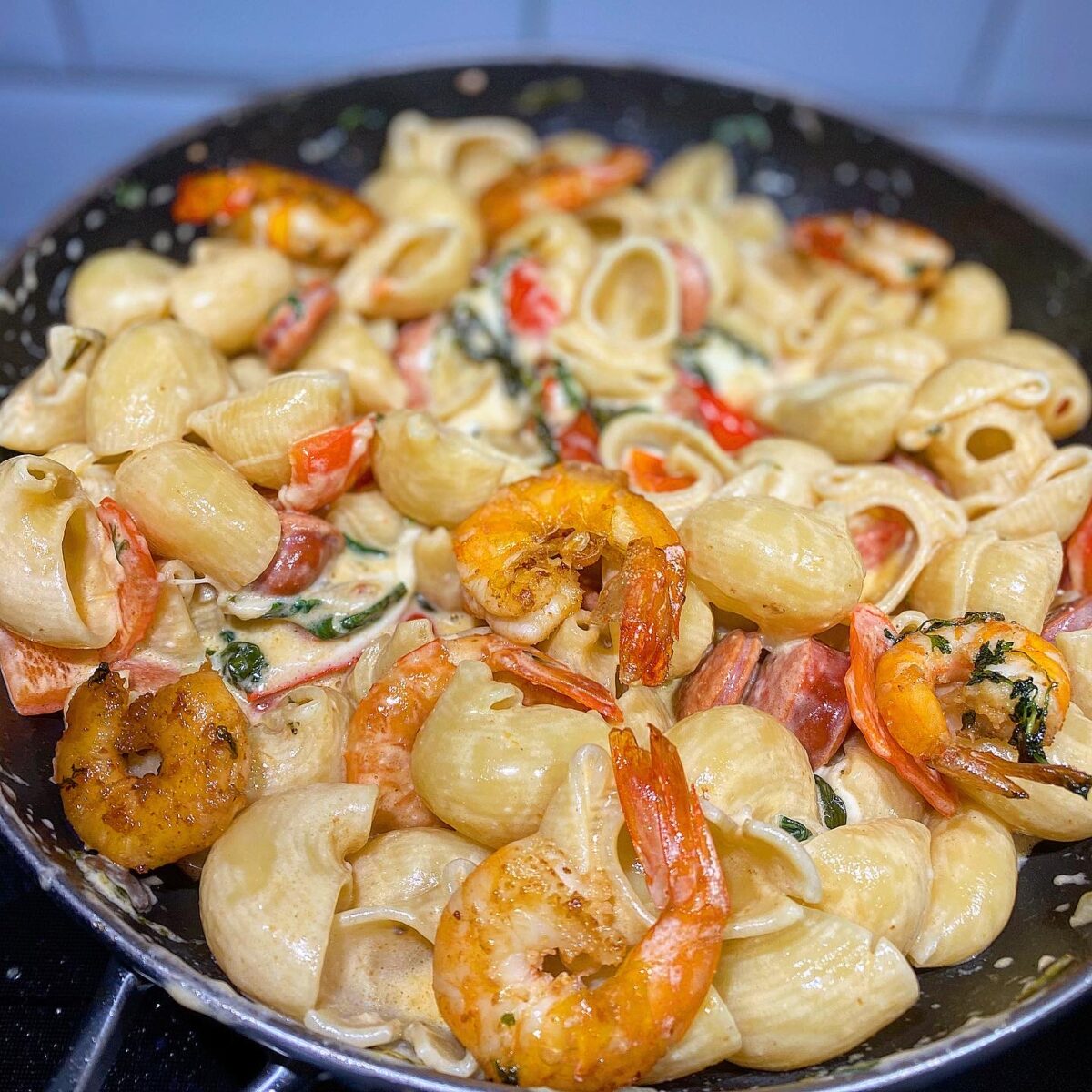 Pasta med chorizo, vitt vin, mozzarella, och vitlöksfrästa räkor. – A Bite  of Bitting