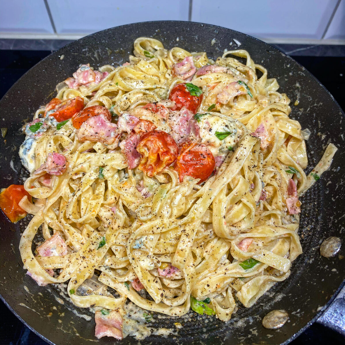 Krämig pasta med bacon, ädelost, persilja och söta tomater – A Bite of  Bitting