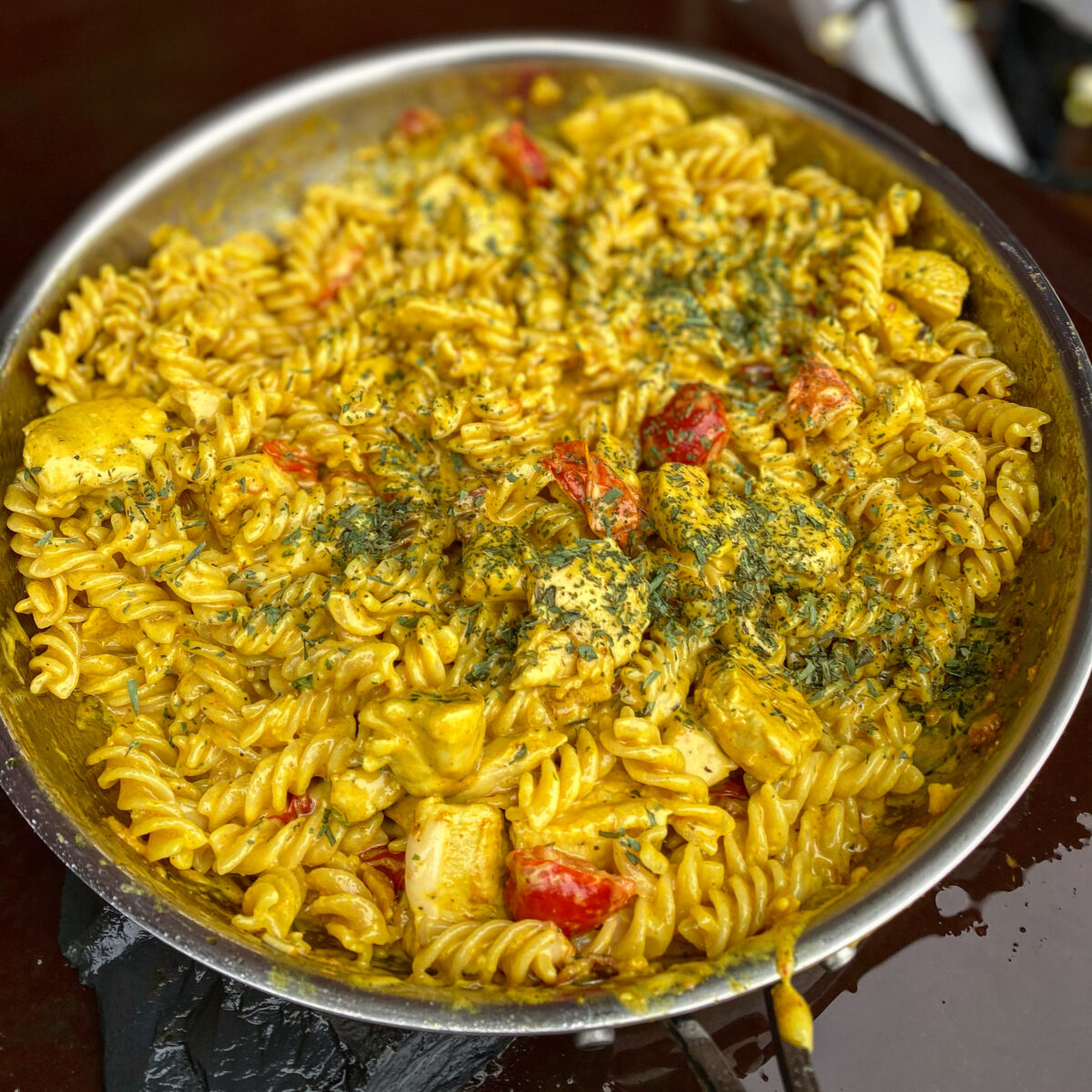 Kyckling- och currypasta med massor av ost och tomater – A Bite of Bitting