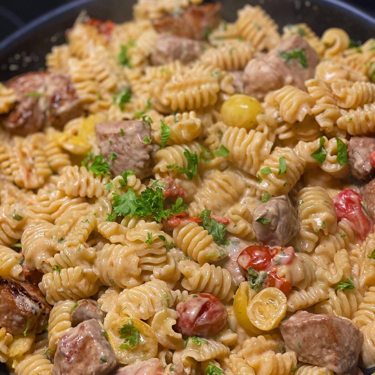 Krämig pasta med ryggbiff, parmesan, herrgårdsost, vitlök och tomater – A  Bite of Bitting